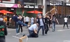 Szokujący film z Belgii. Brutalna bójka w barze z kebabem