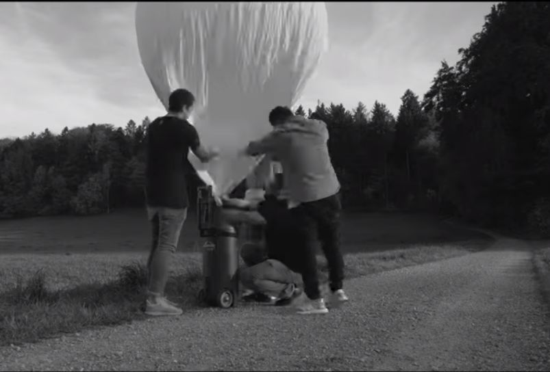 Balon meteorologiczny podczas przygotowań do lotu 
