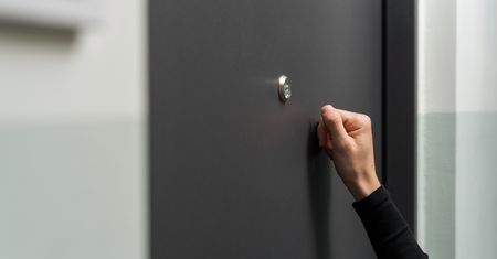 Pukają do mieszkań właśnie teraz. Coraz częstszy podstęp