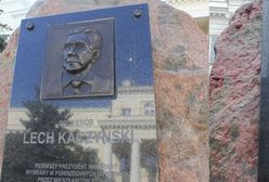Zmienili podobiznę Lecha Kaczyńskiego na pomniku. Ratusz: "nikt nas nie poinformował"