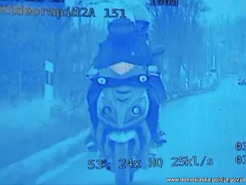 Zatrzymali motorowerzystę. Kierowca i pasażerka byli pijani