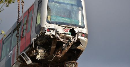 Kołbaskowo. Wypadek pociągu i ciężarówki. Wykoleiły się dwa wagony