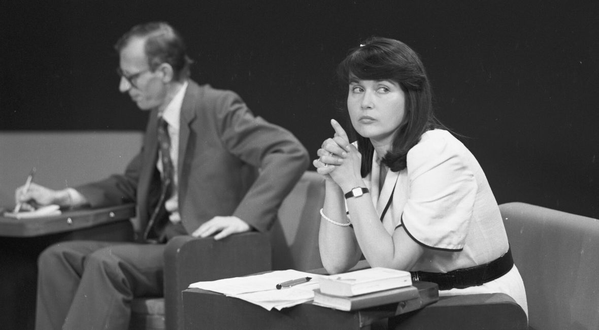 Elżbieta Jaworowicz, jeszcze jako początkująca dziennikarka, i Jacek Maziarski w studio Telewizji Polskiej, prawdopodobnie rok 1981 