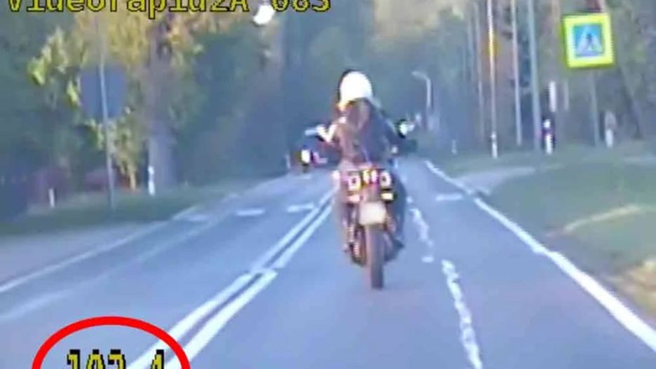 Motocyklista nieźle nawywijał na drodze.