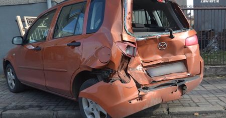 Śląskie. Uszkodził trzy samochody w Łazach i uciekł. Na miejscu zostawił tablicę rejestracyjną