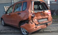 Śląskie. Uszkodził trzy samochody w Łazach i uciekł. Na miejscu zostawił tablicę rejestracyjną