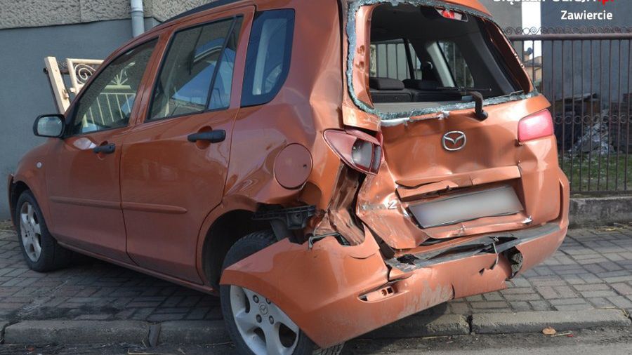 Łazy. 47-latek odpowie za zniszczenie samochodów i ogrodzenia dwóch posesji.