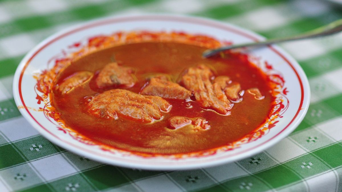 Halászlé węgierskie danie, które podbija podniebienia