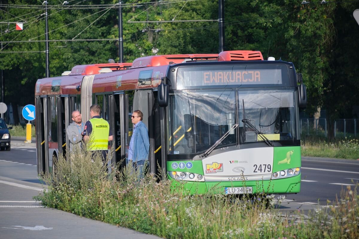Autobusy EWAKUACJA oczekujące w wyznaczonych miejscach