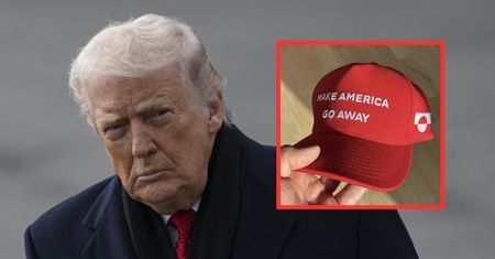 Takie czapki noszą Grenlandczycy. Protestują przeciwko Trumpowi