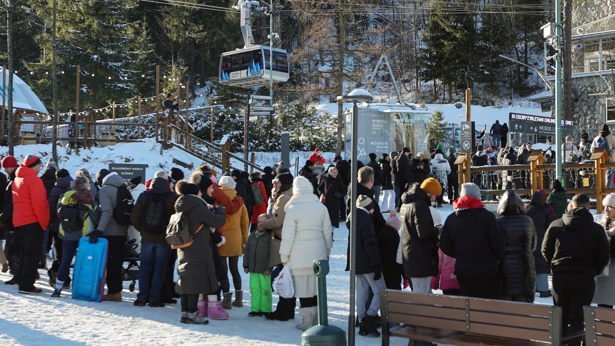 Tłumy turystów przed dolną stacją kolejki na Kasprowy Wierch