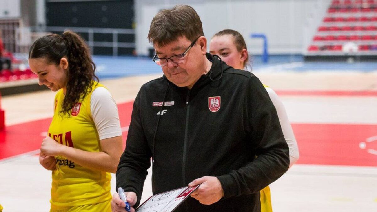 Trener drużyny Ślęza Wrocław Grzegorz Krzak