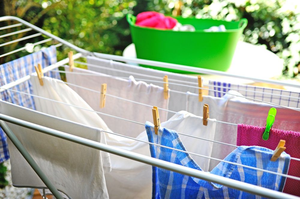 Suszarki na pranie w sezonie wiosennym można postawić na tarasie albo balkonie