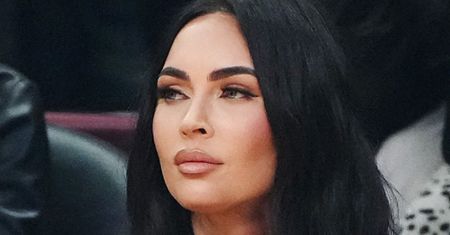 Megan Fox w naturalnym makijażu strzela sobie fotki w domowym zaciszu (FOTO)