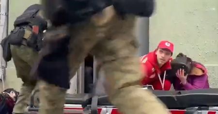 Ogromna odwaga medyka z Charkowa. Kamera nagrała, co zrobił