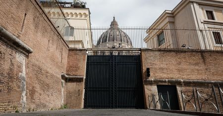 Złożenie ciała papieża w trumnie. Podano dokładną godzinę