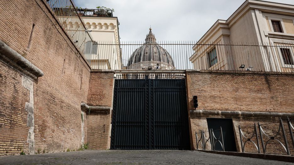 Closed gate, near Casa Santa Marta, following the death of Pope Francis, in Rome, Italy, 21 April 2025. Pope Francis died on 21 April 2025 at the age of 88, according to the Holy See. Born Jorge Mario Bergoglio in Buenos Aires, Argentina, on 17 December 1936, he was appointed leader of the Catholic Church on 13 March 2013, succeeding Pontiff Emeritus Benedict XVI. EPA/GIUSEPPE LAMI Dostawca: PAP/EPA.