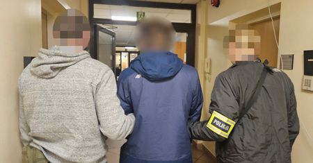 Zareagował na zaczepki na przystanku. Został brutalnie zaatakowany