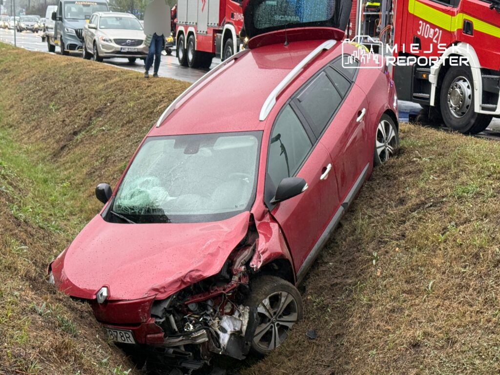 Białołęka: Zderzenie dwóch aut. Jedno wpadło do rowu