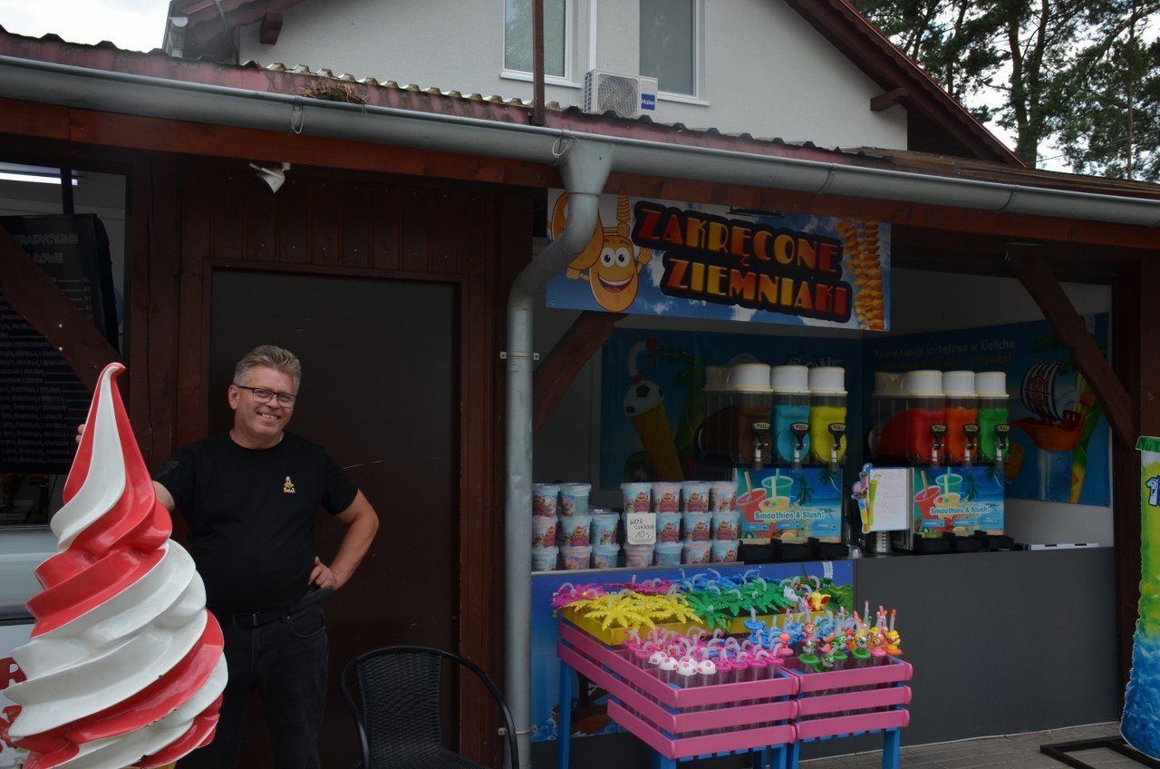 Dariusz Rutkowski sprzedaje między innymi lody.