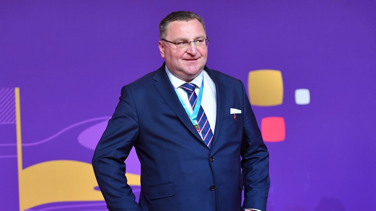 Polish national soccer team manager Czeslaw Michniewicz arrives for the main draw for the FIFA World Cup 2022 in Doha, Qatar, 01 April 2022. EPA/NOUSHAD THEKKAYIL Dostawca: PAP/EPA.