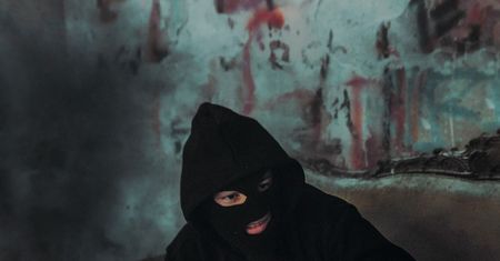Zamaskowani mężczyźni obserwowali sklep jubilerski. Powód zaskoczył policjantów
