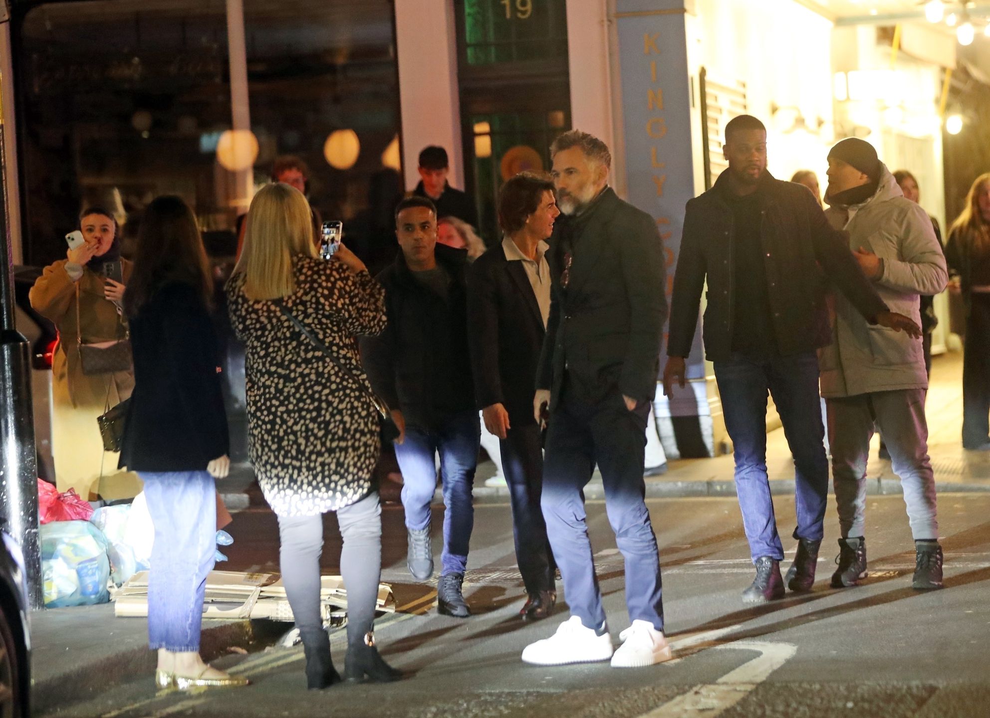 Tom Cruise i Ana de Armas przed restauracją w Londynie
