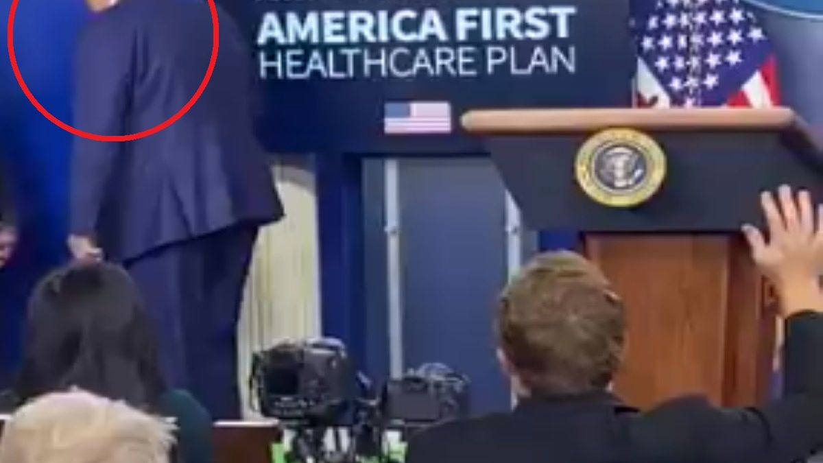 Donald Trump opuszcza konferencję prasową w Białym Domu