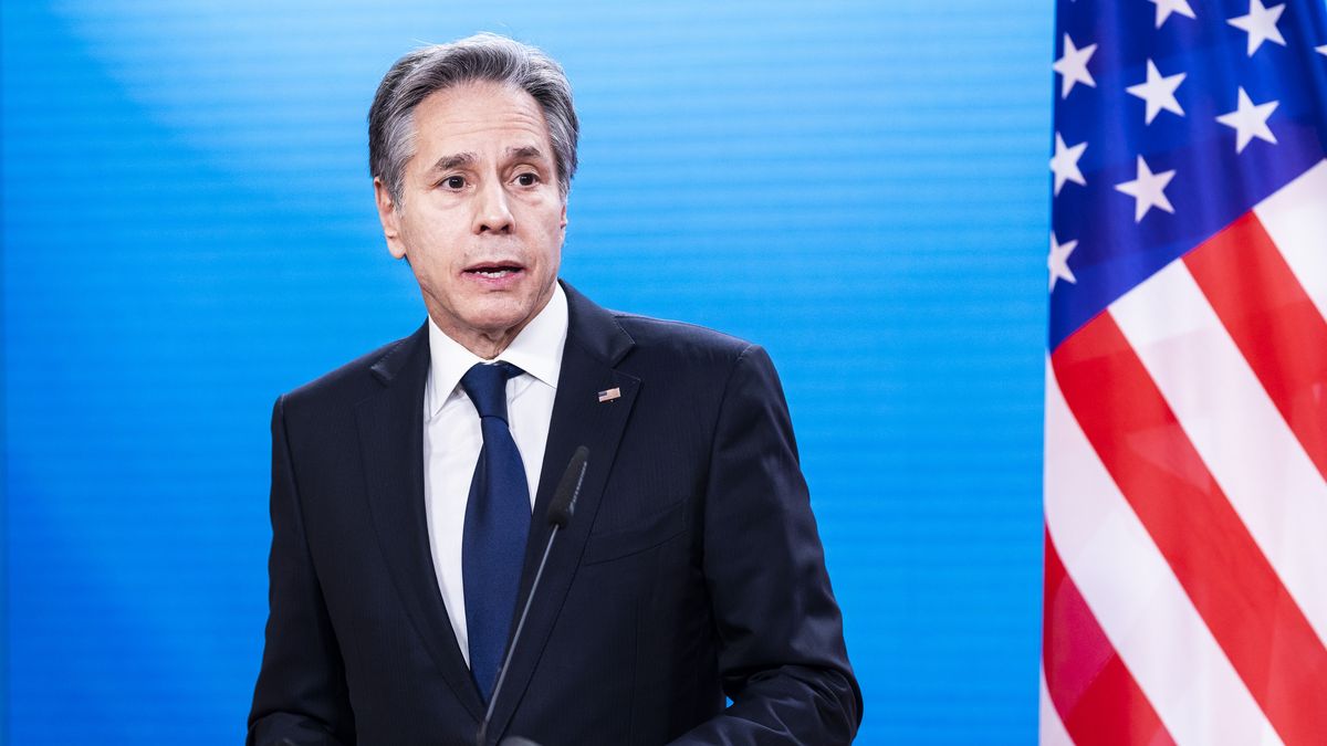 Na zdjęciu sekretarz stanu Antony Blinken na konferencji prasowej w Niemczech. W tle flaga Stanów Zjednoczonych