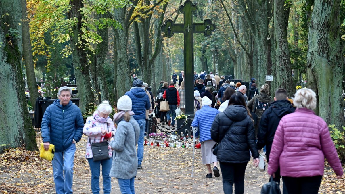 Szczecin, 31.10.2021. Cmentarz Centralny w Szczecinie, 31 bm. Wiele osób zdecydowało się odwiedzić groby bliskich, na dzień przed dniem Wszystkich Świętych, który w kościele katolickim obchodzony jest 1 listopada. (aldg) PAP/Marcin Bielecki