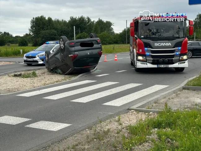  Peugeot dachował po zderzeniu obok lotniska
