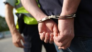 Piotrków Trybunalski: Mężczyzna kradł biustonosze z balkonów. Został ujęty przez policję i dostał mandat