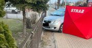 Dęblin: Auto wjechało w ogrodzenie komisariatu. 73-latka nie żyje
