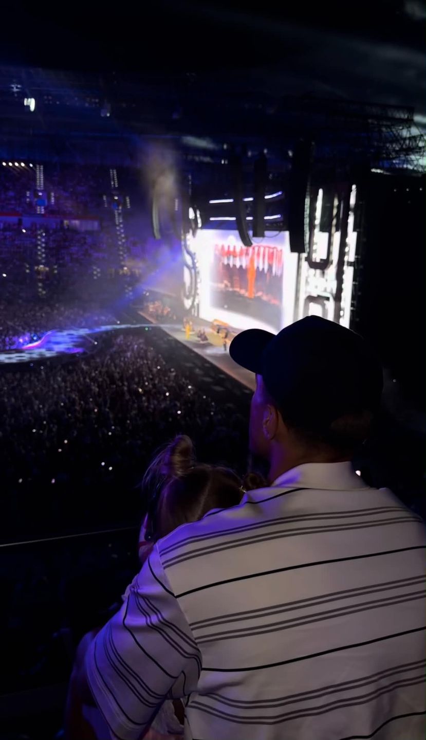 Jan Bednarek wpadł z córką i żoną na koncert Sanah