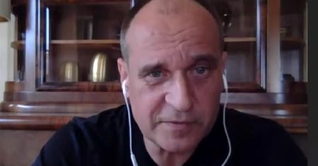 Paweł Kukiz namęczył się przy betonie. Wykonał ciężkie zadanie