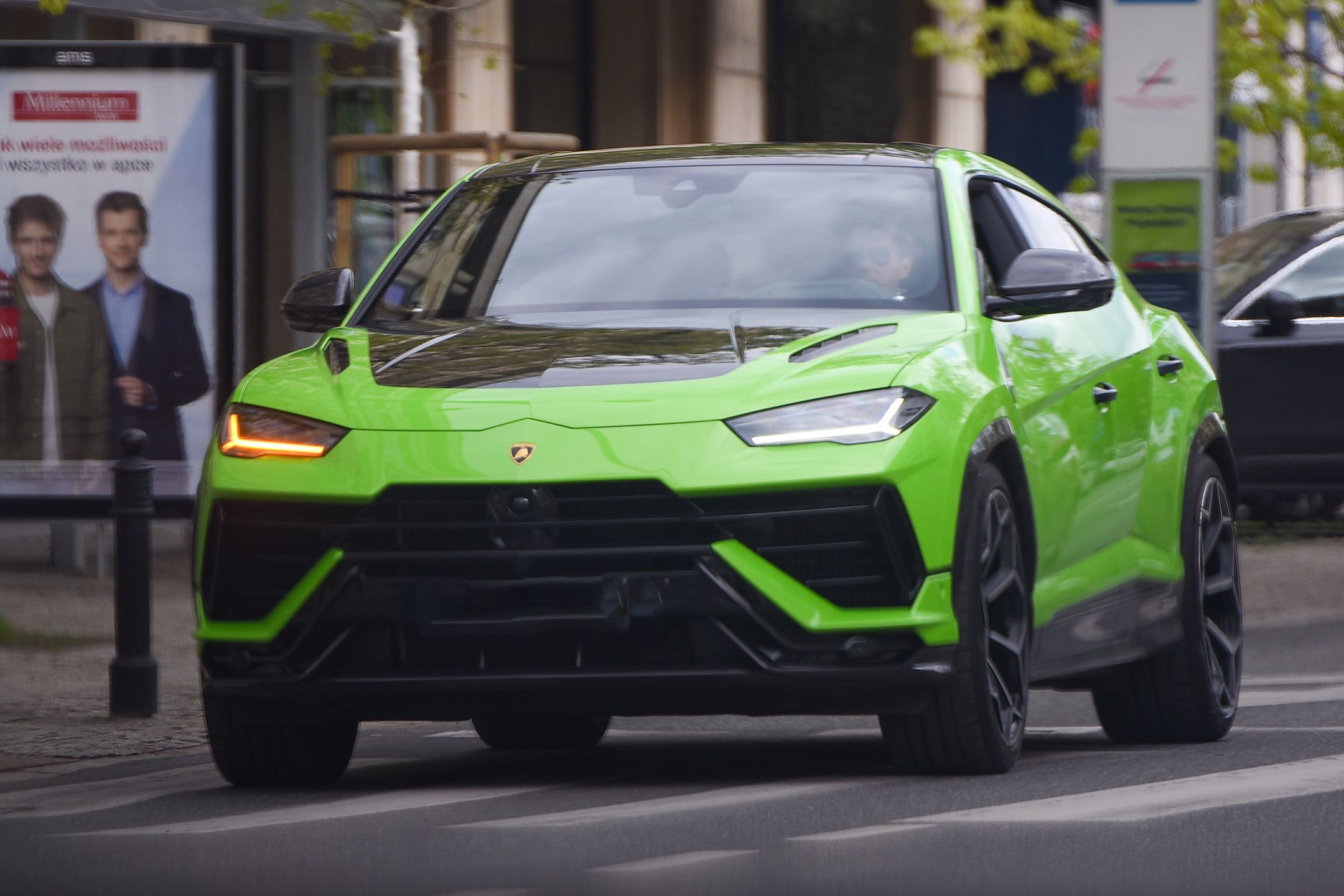 Kuba Wojewódzki załatwia sprawy na mieście