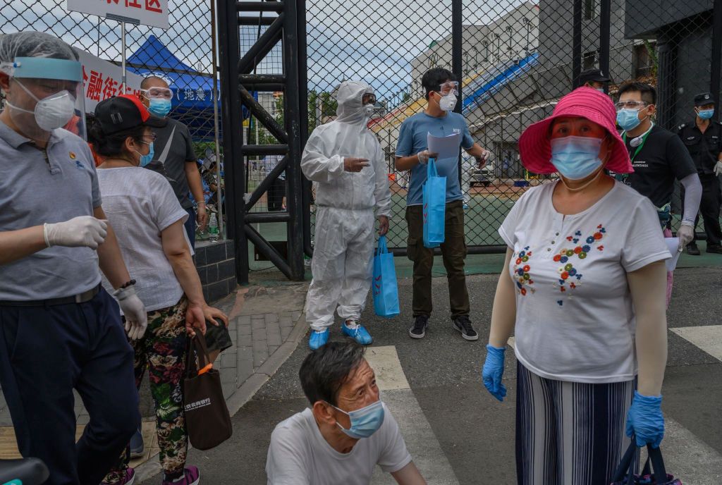 Koronawirus. Chiny informują o powrocie epidemii. Pekin zamyka dzielnice