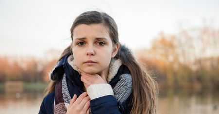 Drapanie w gardle – domowe sposoby na suchość w gardle. Jak nawilżyć gardło?