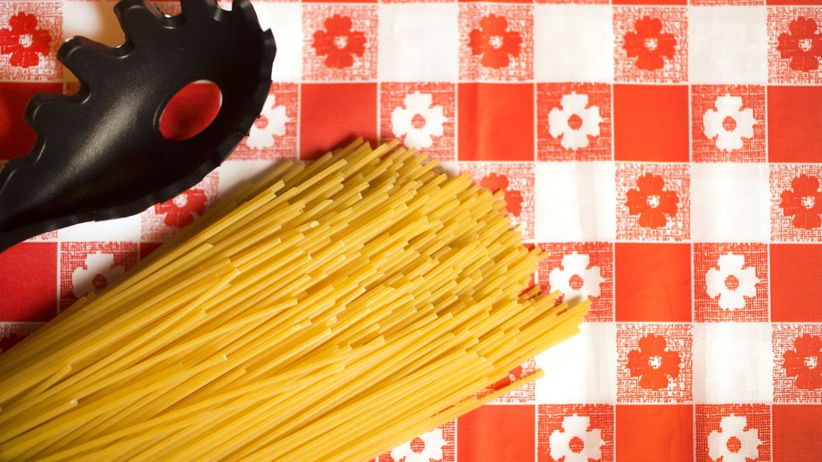 Dziura w łyżce do makaronu ma ukrytą funkcję