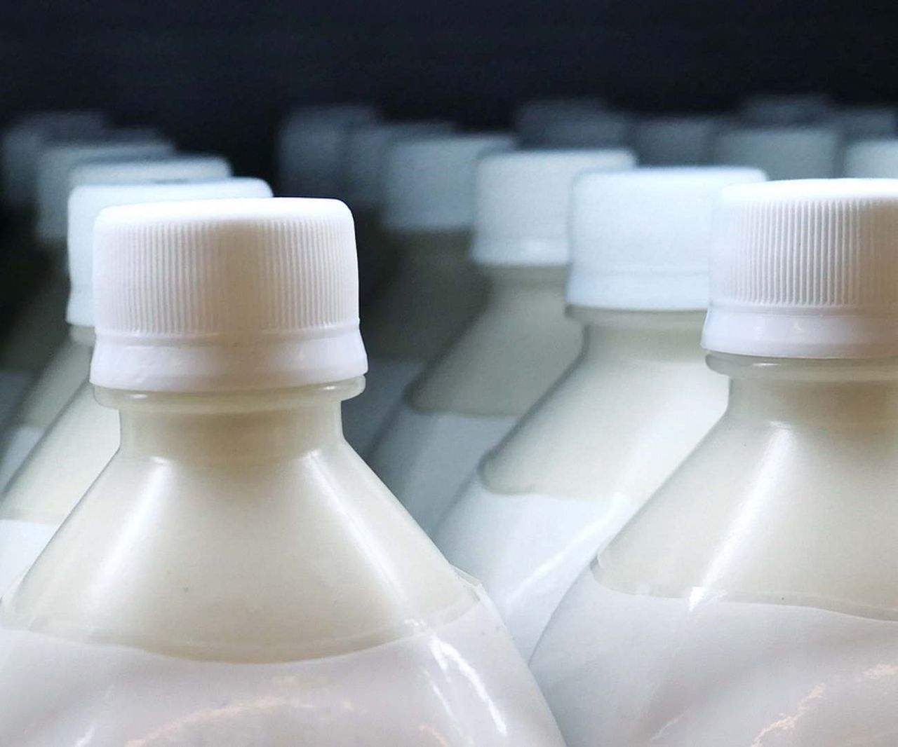 Mleko powoduje raka? Badania pokazują zwiększone ryzyka nowotworów piersi i wątroby u amatorów nabiału