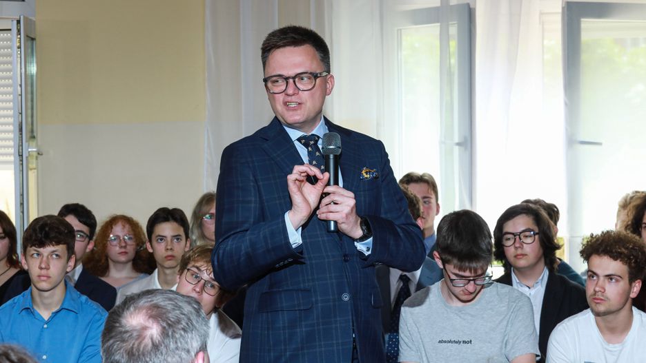 Wrocław, 17.05.2024. Marszałek Sejmu Szymon Hołownia (C) podczas spotkania z uczniami Liceum Ogólnokształcącego nr XII im. B. Chrobrego we Wrocławiu w ramach lekcji obywatelskiej, 17 bm. (sko) PAP/Krzysztof Cesarz