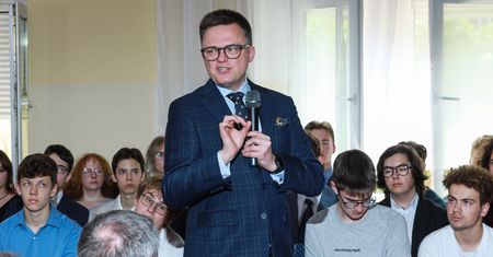 Trzaskowski zdecydował ws. krzyży. Hołownia skomentował