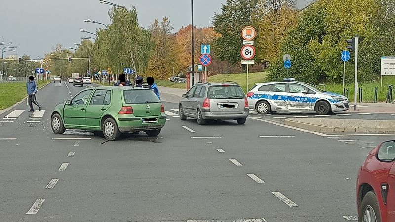 Kierowca volkswagena wjechał w radiowóz na skrzyżowaniu