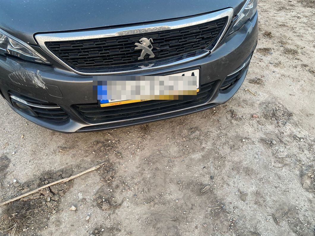 "12-latek za sterami ładowarki – pomylił przyciski i zderzył się z autem"