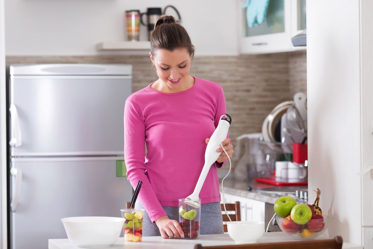 Blender ręczny pozwala łatwo rozdrobnić składniki w każdym naczyniu