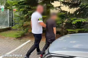 19-latek z czterema zakazami prowadzenia. Policyjny pościg i rozbity radiowóz
