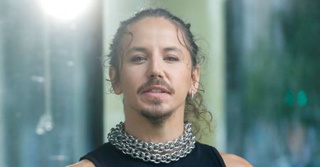 Tak Michał Szpak pokazał się w "DDTVN". To kobiece piersi?