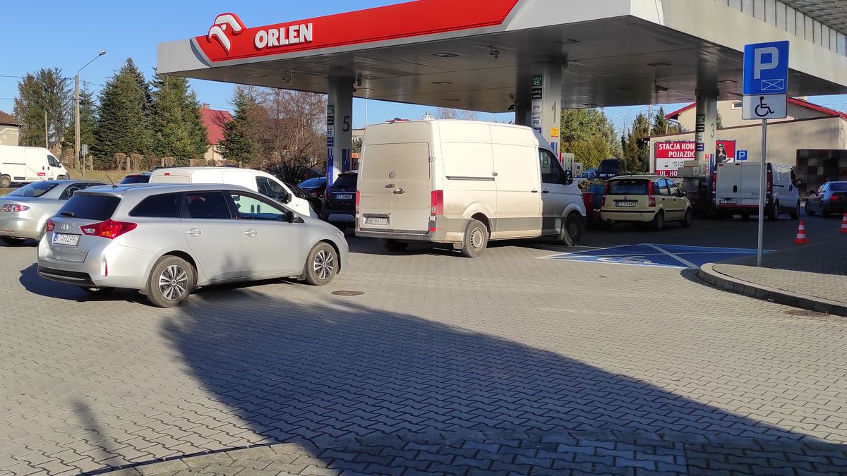 24 lutego kierowcy ustawili się na stacjach w długich kolejkach. Limity były konieczne