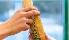 Studenci kontra Żabka. Spór o zielonego hot doga