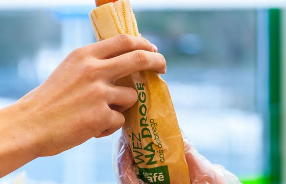 Studenci kontra Żabka. Spór o zielonego hot doga